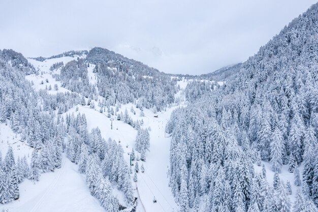 Hermosa foto de montañas cubiertas de nieve en invierno