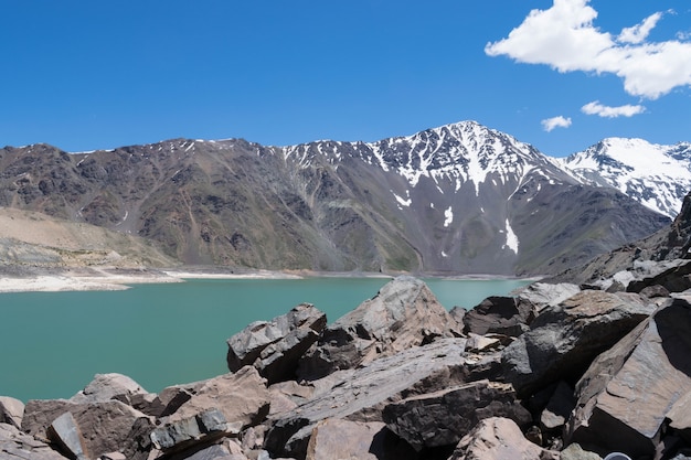 Foto gratuita hermosa foto de montañas cubiertas de nieve y un lago