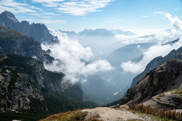 Hermosa foto de montañas neblinosas