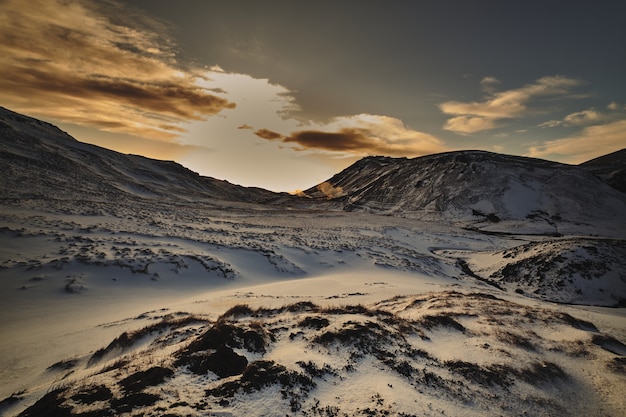 Hermosa foto de montañas con nieve después del atardecer en Islandia