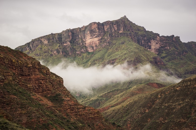 Hermosa foto de montañas rocosas bajo el cielo nublado