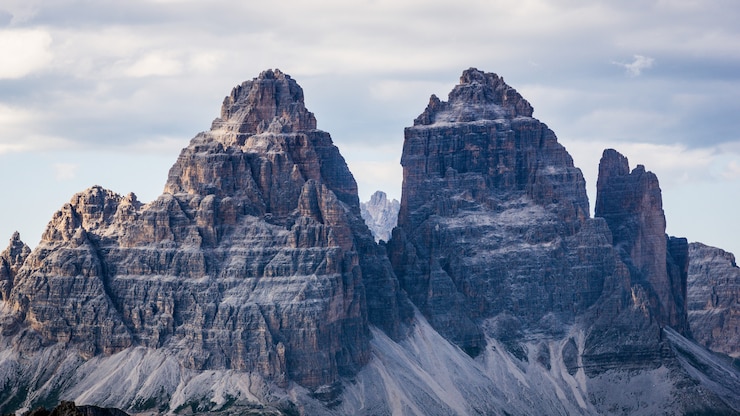 Foto gratuito hermosa foto de las montañas tre cime di lavaredo con un cielo nublado