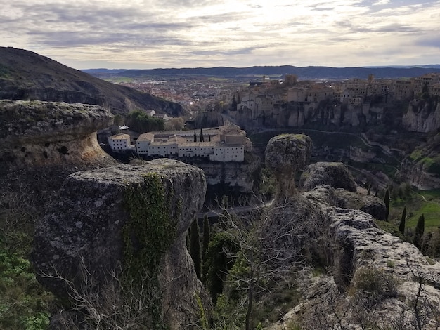 Hermosa foto de montañas y vegetación bajo un cielo azul en Cuenca España