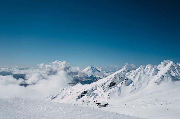 Hermosa foto del Monte Ngauruhoe desde el skifield de Whakapapa bajo el cielo azul