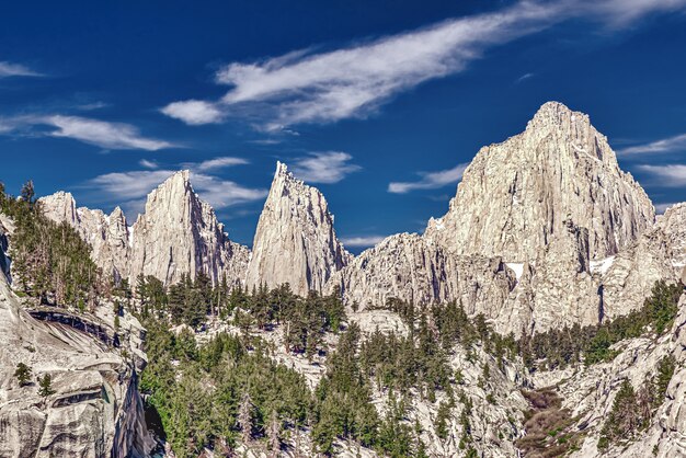 Hermosa foto de Mount Whitney en California, Estados Unidos con un cielo azul nublado