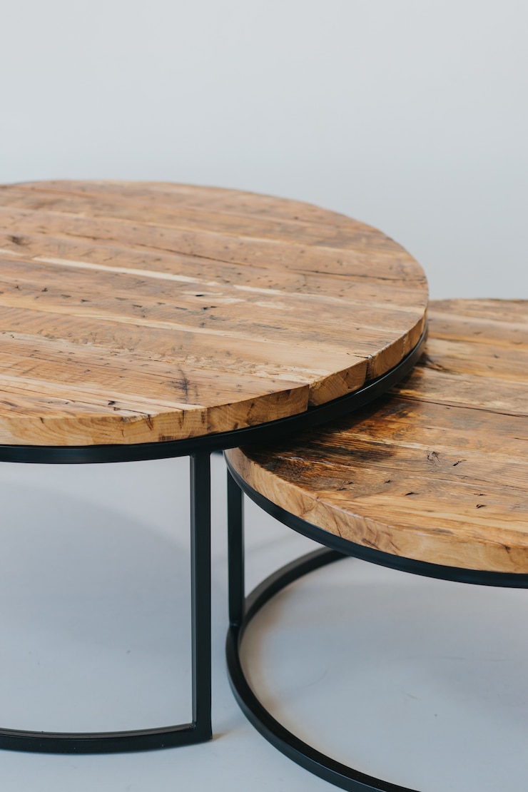 Foto gratuito hermosa foto de muebles de madera modernos aislados sobre un fondo blanco