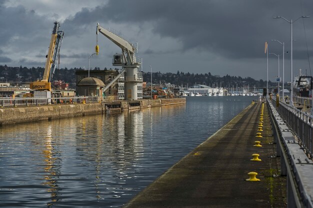 Hermosa foto de un muelle con un cielo gris nublado