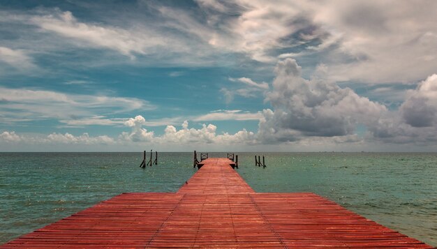 Hermosa foto de un muelle de mar en una fascinante escena del cielo