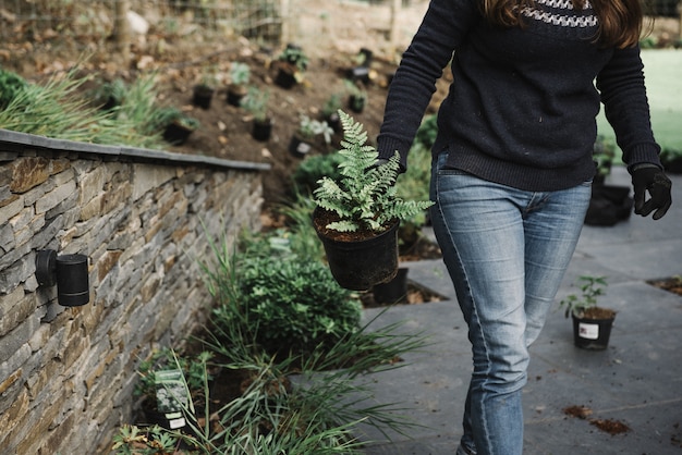 Hermosa foto de una mujer haciendo una jardinería