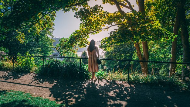 Hermosa foto de una mujer en los jardines del Palacio de Cristal en Oporto, Portugal