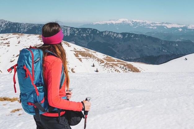 Hermosa foto de una mujer mirando las montañas de los Cárpatos en Rumania