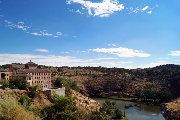 Hermosa foto de un Museo del Greco en la colina en Toledo, España