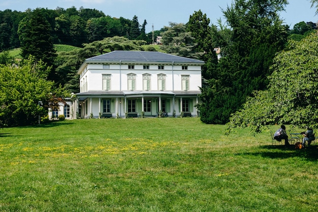 Hermosa foto del museo mundial de Chaplin en Suiza rodeado de naturaleza exuberante