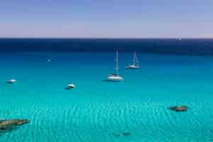 Foto gratuita hermosa foto de un océano azul en saint-tropez