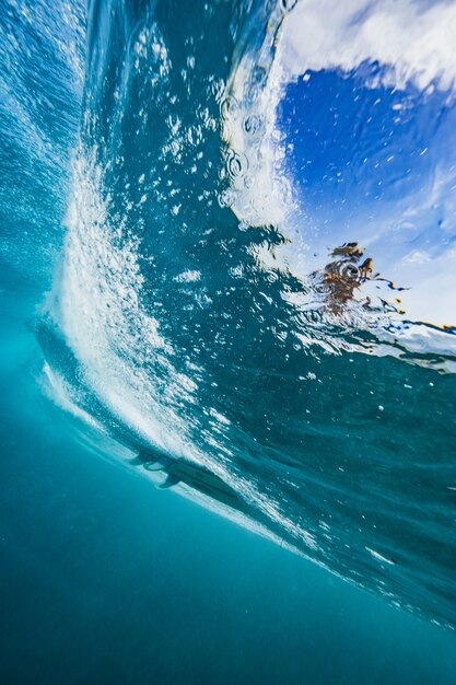 Hermosa foto de la ola rompiente del mar, perfecta para el fondo