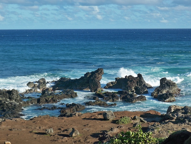 Hermosa foto de las olas del mar chapoteando en las formaciones rocosas en Hawai