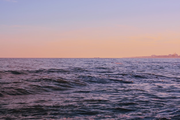 Hermosa foto de las olas del mar durante un día soleado en la playa