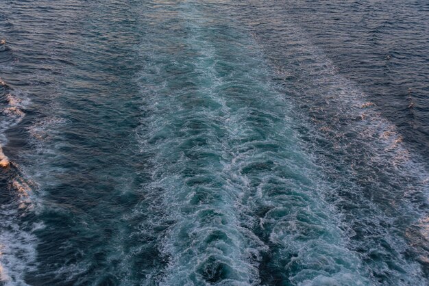 Una hermosa foto de las olas del mar