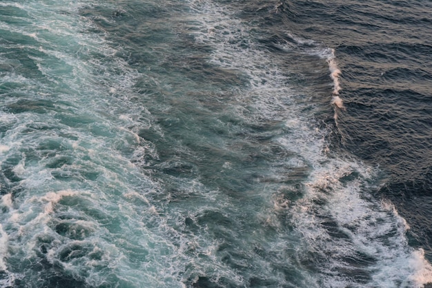 Una hermosa foto de las olas del mar