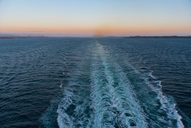 Foto gratuita una hermosa foto de las olas del mar