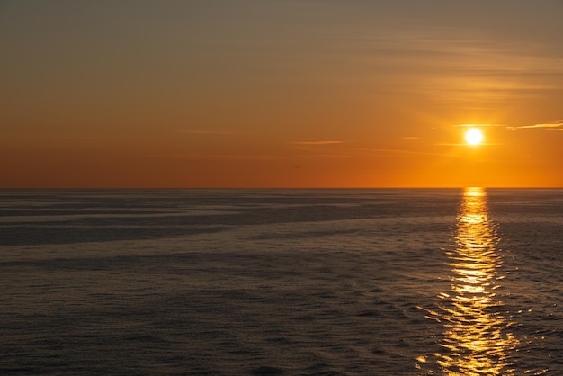 Foto gratuita una hermosa foto de las olas del mar