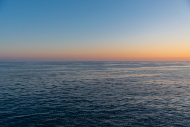 Foto gratuita una hermosa foto de las olas del mar