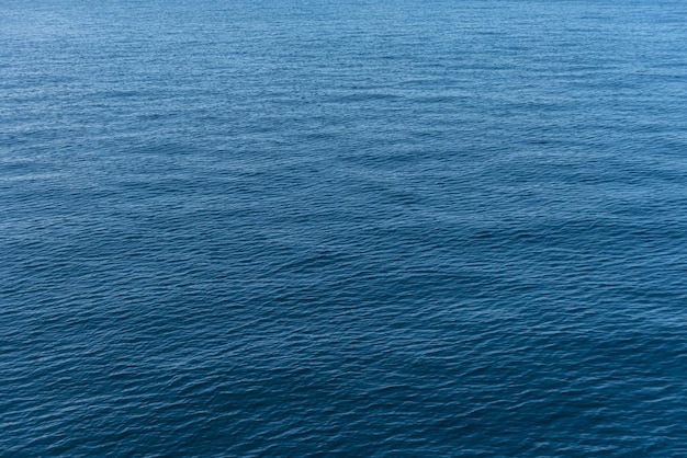 Foto gratuita una hermosa foto de las olas del mar