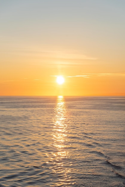 Foto gratuita una hermosa foto de las olas del mar