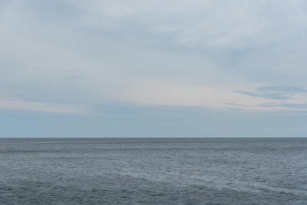 Foto gratuita una hermosa foto de las olas del mar