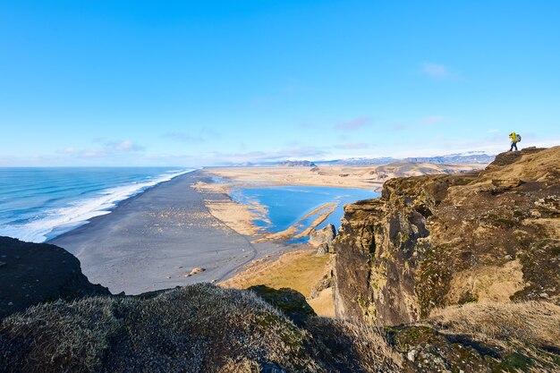 Hermosa foto de la orilla del mar bajo un cielo azul claro durante el día