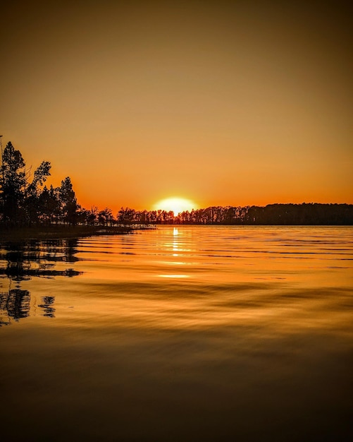 Hermosa foto de un paisaje marino en la noche durante la puesta de sol