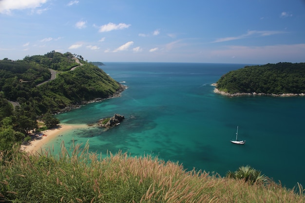 Hermosa foto de un paisaje marino de la playa de Nai Harn, provincia de Phuket, Tailandia