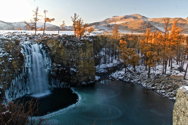 Hermosa foto de un paisaje de montaña parcialmente cubierto de nieve