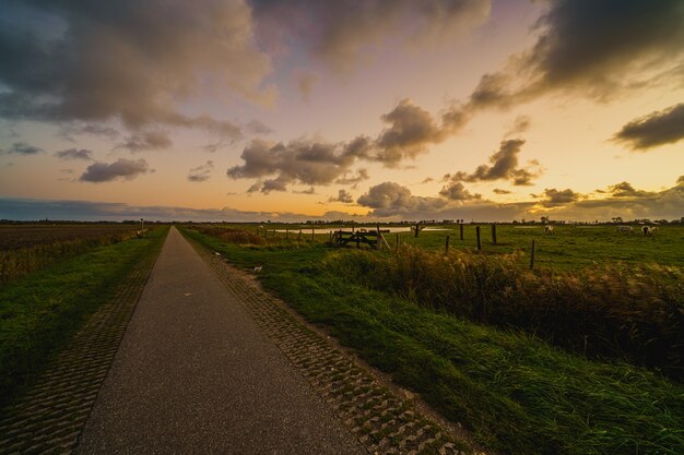 Hermosa foto de un paisaje rural al atardecer