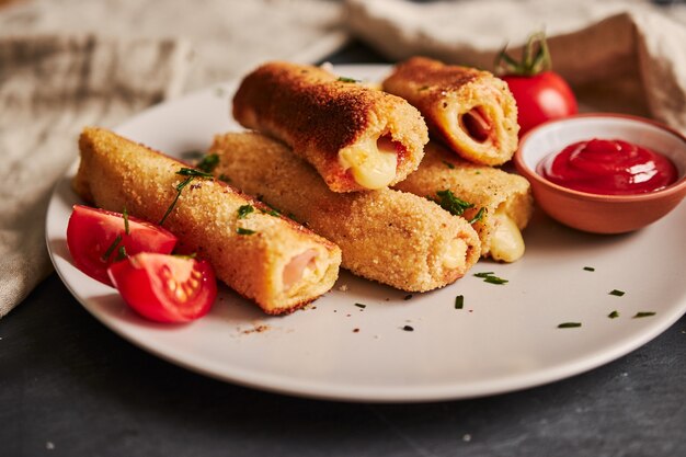 Hermosa foto de pan tostado con jamón y queso y tomates y salsa de tomate en una placa blanca.