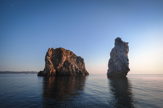 Hermosa foto de un par de pilas rocosas en el mar