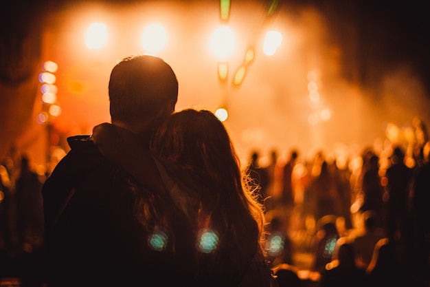 Hermosa foto de una pareja durante el concierto