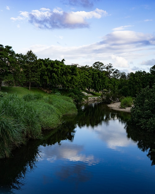 Hermosa foto de un pequeño pueblo con un río bajo un cielo nublado en Brisbane, Australia