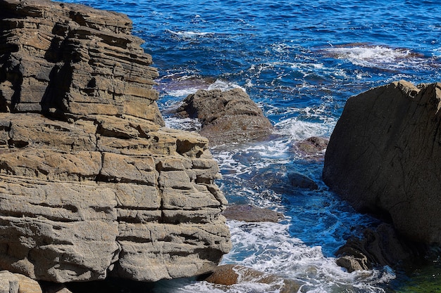 Foto gratuita hermosa foto de piedra en el mar con ola