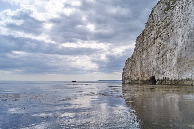 Hermosa foto de una pila de mar en Dorset, Inglaterra