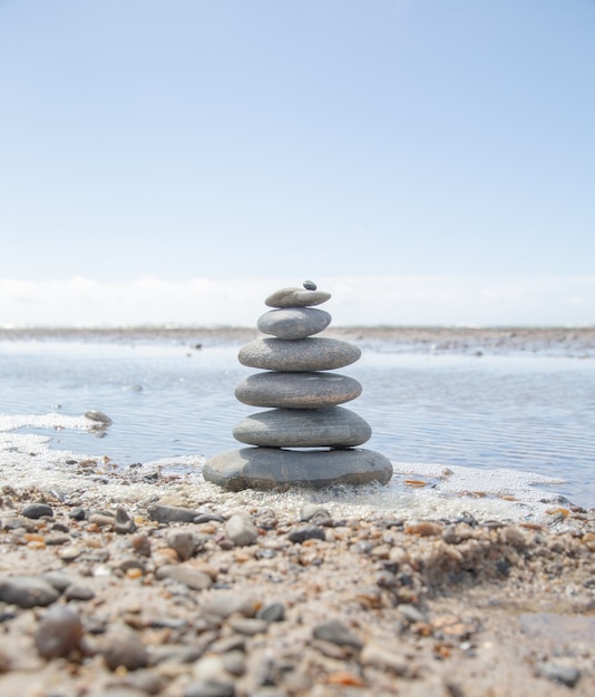 Hermosa foto de una pila de rocas en la playa - concepto de estabilidad empresarial