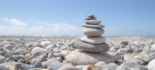 Hermosa foto de una pila de rocas en la playa