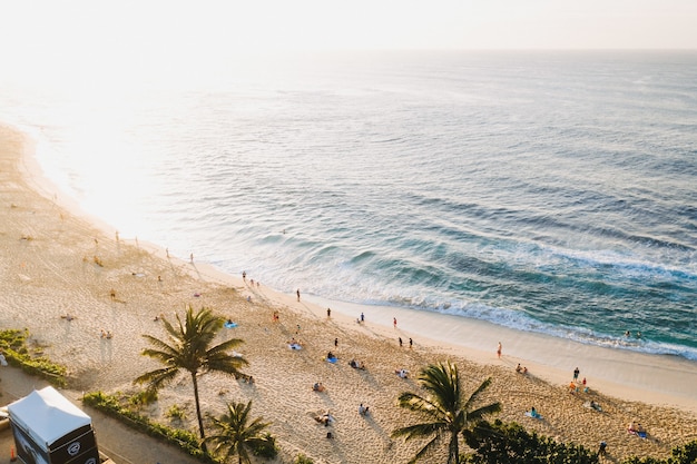 Foto gratuita hermosa foto de una playa de arena blanca en un día soleado