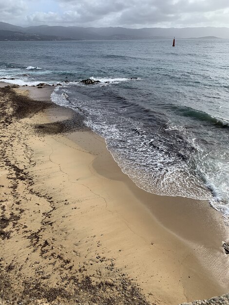 Hermosa foto de una playa de arena bajo el cielo nublado en Ajaccio, Córcega, Francia