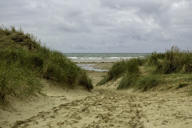 Hermosa foto de la playa de Black Rock Sands en un cielo nublado en Porthmadog, Gales