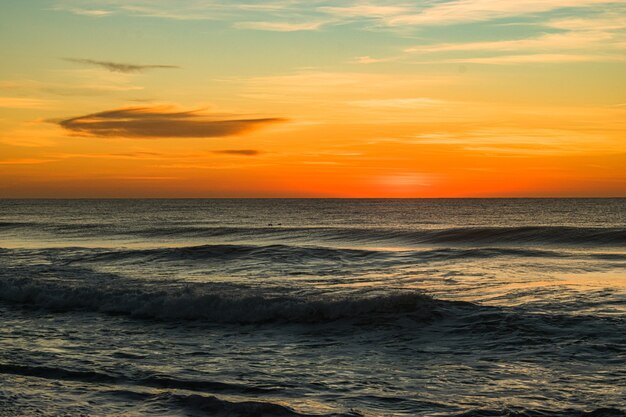 Hermosa foto de la playa de la entrada norte al amanecer.