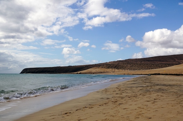 Foto gratuita hermosa foto de playa risco step beach en fuerteventura, españa