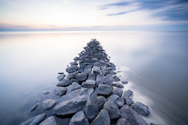 Hermosa foto de una playa rocosa durante la puesta de sol