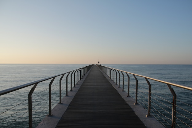 Foto gratuita hermosa foto del pont del petroli en badalona, españa