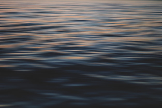 Hermosa foto de primer plano de la increíble textura del agua en el océano